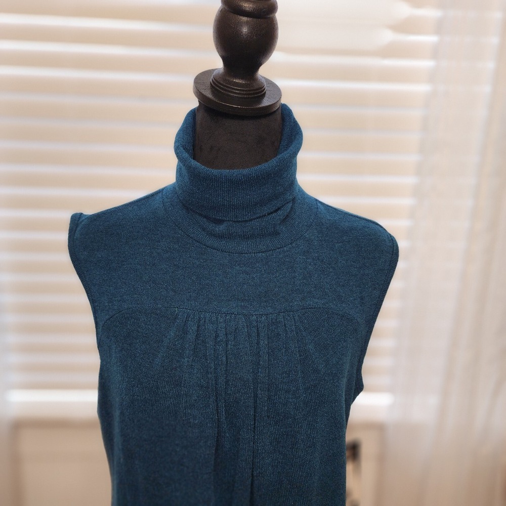 Women's Sleeveless Bella Turtleneck Top by (mimi+ royce)  in Peacock Size LG - Picture 5 of 9